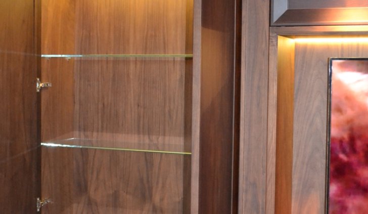 Светодиодная лента, алюминиевый профиль и датчик открывания дверцы в подсветке шкафа