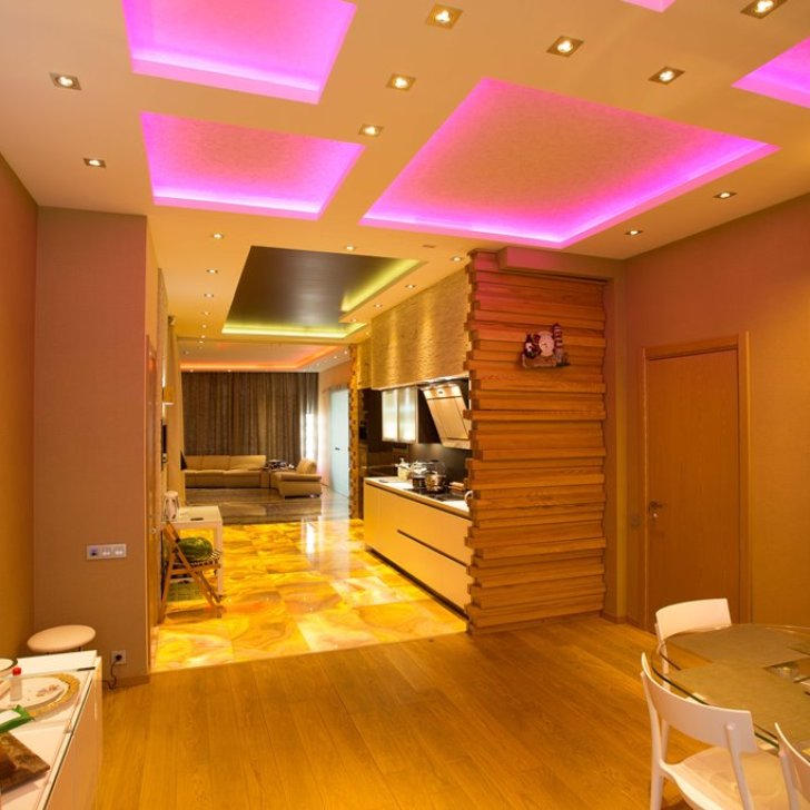 Применение многоцветной светодиодной подсветки для выделения зоны кухни, столовой и гостиной