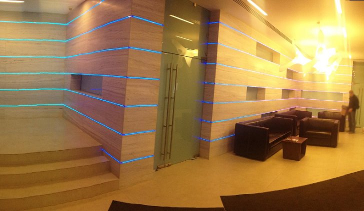 Светодиодная многоцветная подсветка стойки ресепшена