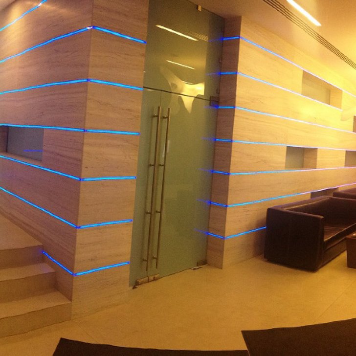 Светодиодная многоцветная подсветка стойки ресепшена