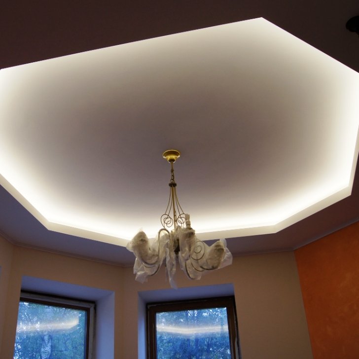Гипсокартонный потолок со светодиодной подсветкой в гостиной