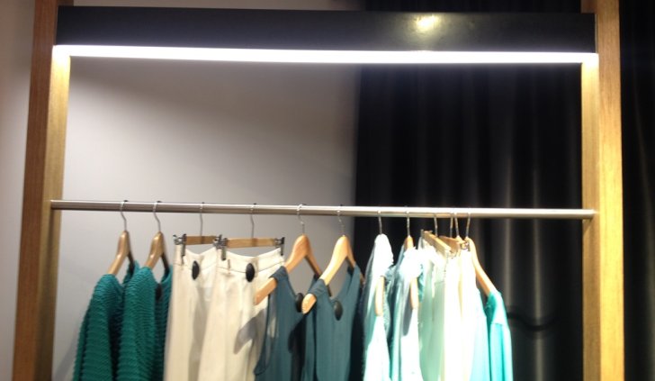 Светодиодная подсветка вешалки для одежды