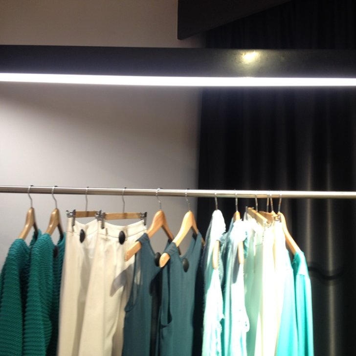 Светодиодная подсветка вешалки для одежды