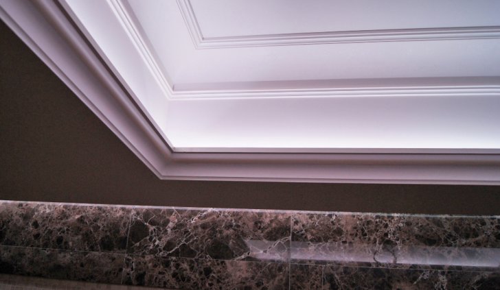 Многоуровневый потолок в ванной со светодиодной лентой Arlight