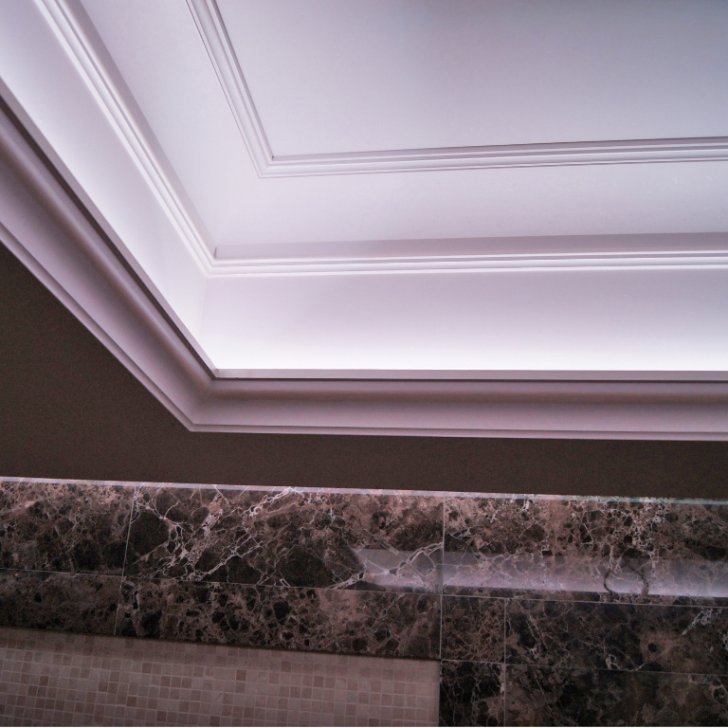 Многоуровневый потолок в ванной со светодиодной лентой Arlight