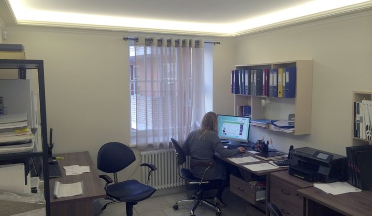 Освещение офиса закарнизной светодиодной подсветкой