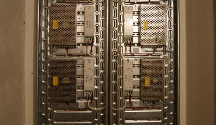 Электрический шкаф со блоками питания и контроллерами Arlight