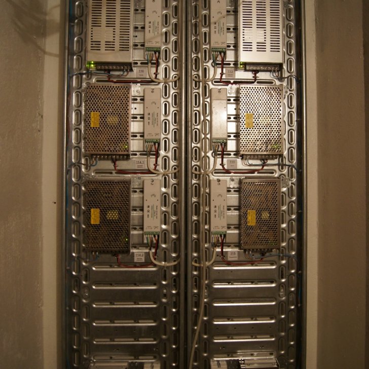 Электрический шкаф со блоками питания и контроллерами Arlight