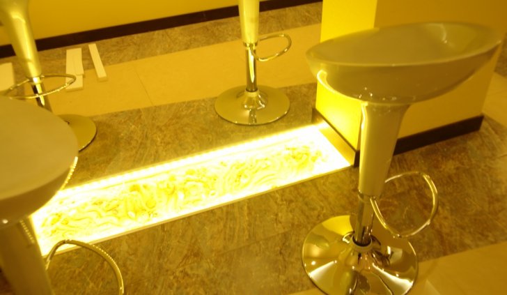 Стеклянный пол с подсветкой