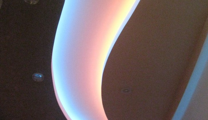 Коридор с многоцветным светодиодным освещением