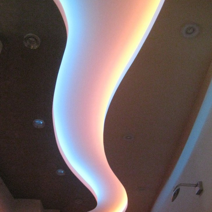 Коридор с многоцветным светодиодным освещением