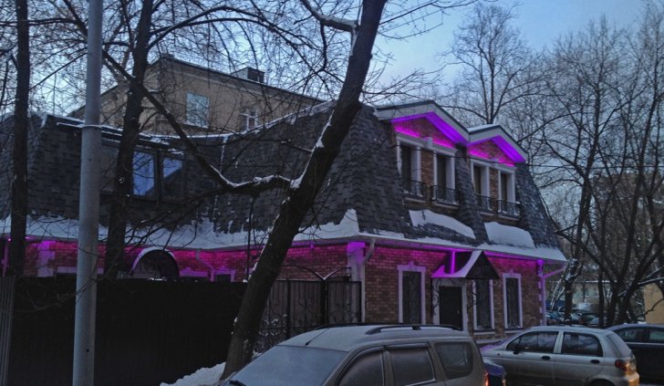 Многоцветная светодиодная подсветка фасада здания