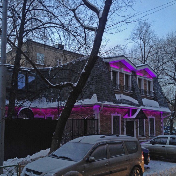 Многоцветная светодиодная подсветка фасада здания