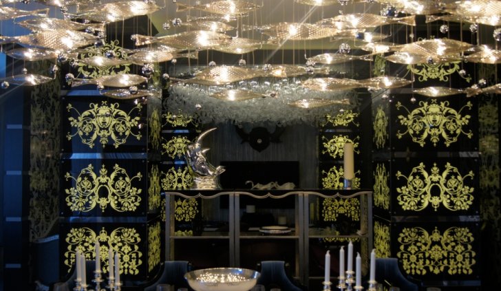 Освещение интерьера люстрой со светодиодами и колоннами с витражами с подсветкой светодиодной лентой Arlight