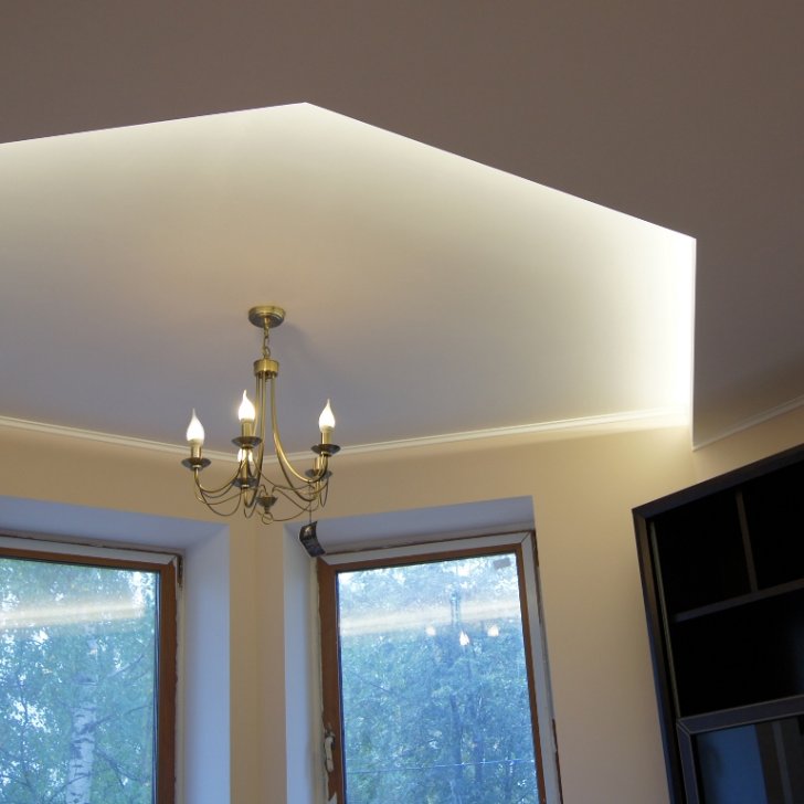 Освещение комнаты люстрой со светодиодными лампами Arlight и подсветкой навесного потолка светодиодной лентой Arlight