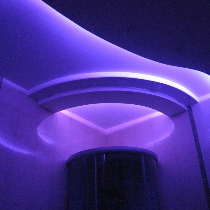 Много уровневый потолок в санузле со светодиодной подсветкой