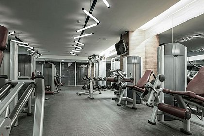 Стильное освещение современного тренажерного зала