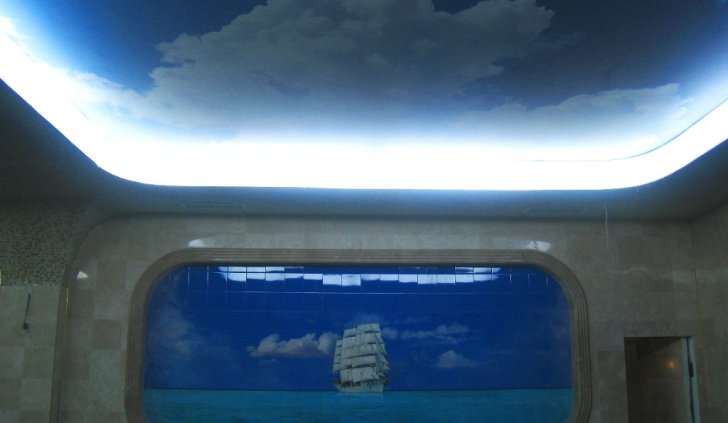 Закарнизная светодиодная подсветка на потолке в бассейне