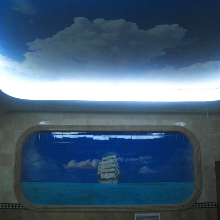 Закарнизная светодиодная подсветка на потолке в бассейне