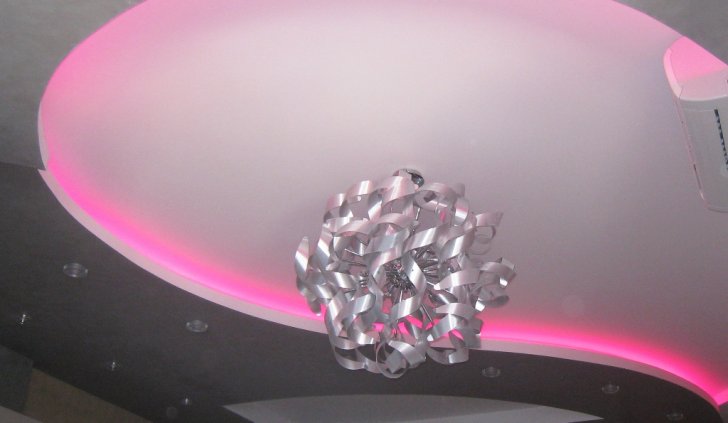 Закарнизная подсветка многоцветной светодиодной лентой Arlight