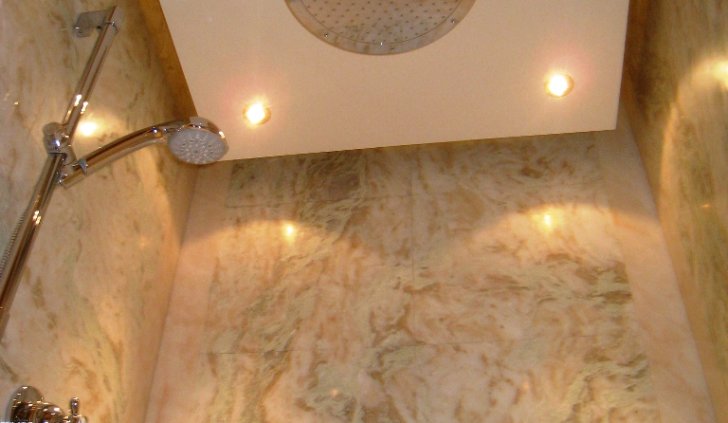 Освещение душевой светодиодной лентой Arlight и спотами со светодиодными лампами Arlight