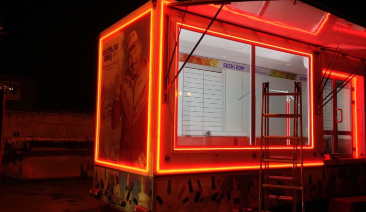 Подсветка с эффектом сплошной световой линии, выполненная при помощи светодиодной ленты и алюминиевого профиля Arlight с матовым экраном