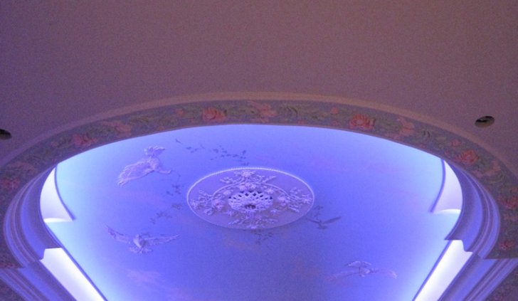 Многоуровневый потолок зала с многоцветной светодиодной подсветкой