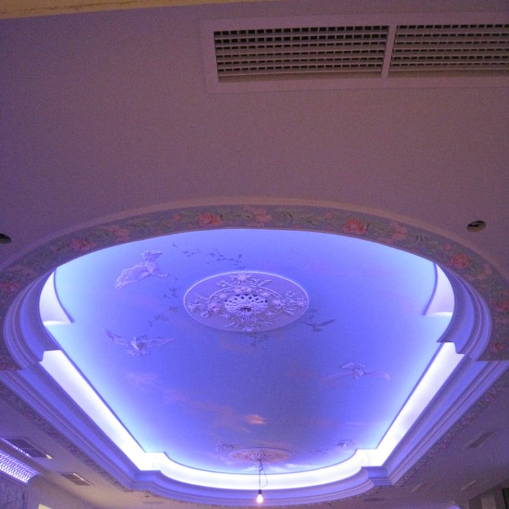 Многоуровневый потолок зала с многоцветной светодиодной подсветкой