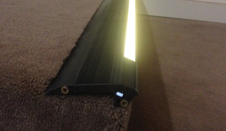 Ступень с алюминиевым профилем и установленной в нём светодиодной лентой Arlight