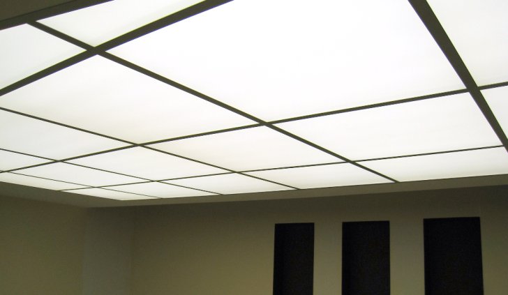 Белая светодиодная лента Arlight в светопропускающем потолке