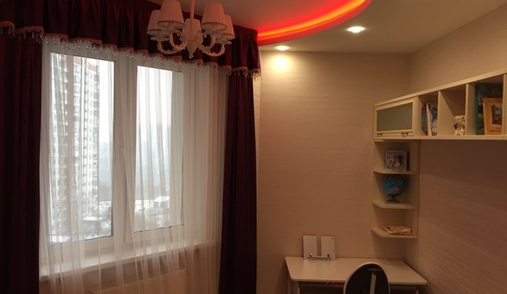 Многоцветная светодиодная подсветка в сочетании со светильниками Arlight на кухне