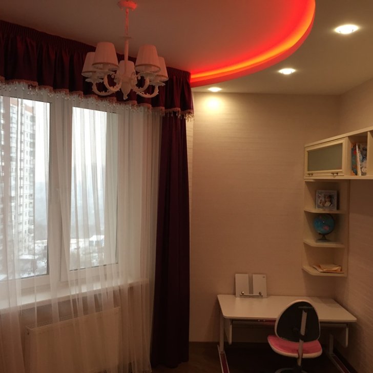 Многоцветная светодиодная подсветка в сочетании со светильниками Arlight на кухне