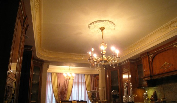 Сочетание люстры и закарнизно светодиодной подсветки в кухни - столовой