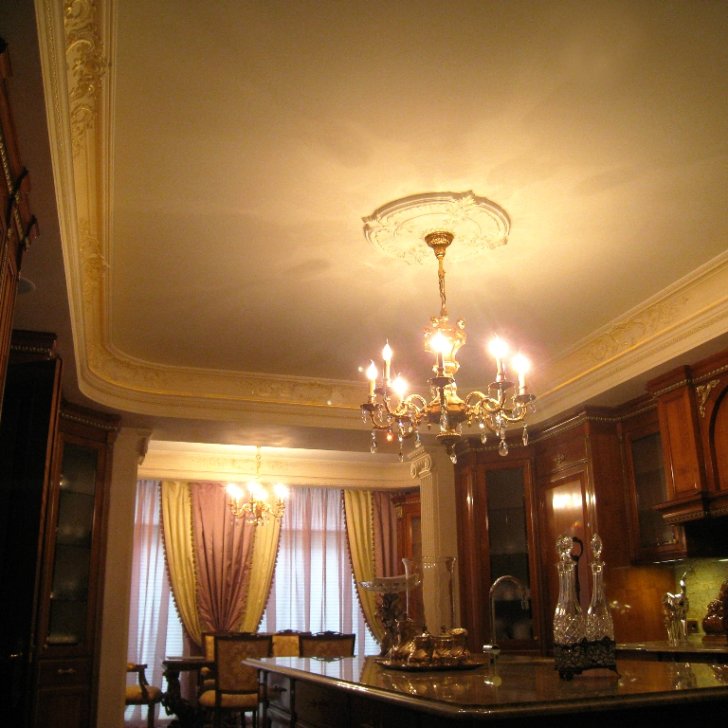 Сочетание люстры и закарнизно светодиодной подсветки в кухни - столовой