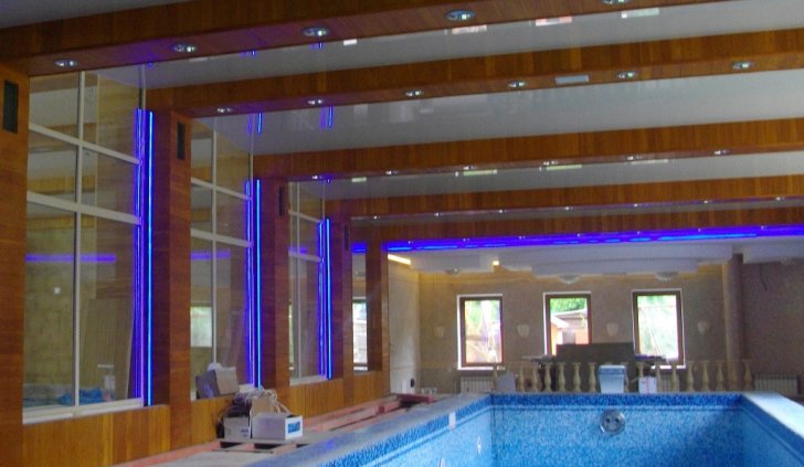 Многоцветная подсветка окон в бассейне светодиодной лентой Arlight