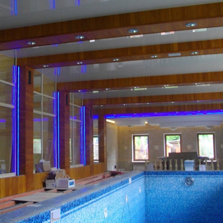 Многоцветная подсветка окон в бассейне светодиодной лентой Arlight