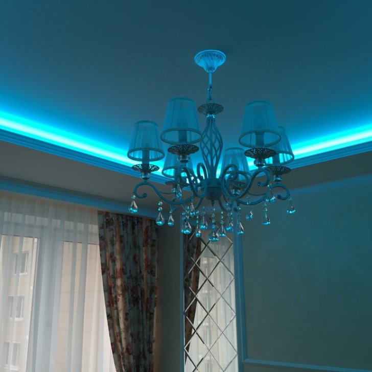 Подсветка многоуровневого потолка многоцветной RGB лентой Arlight