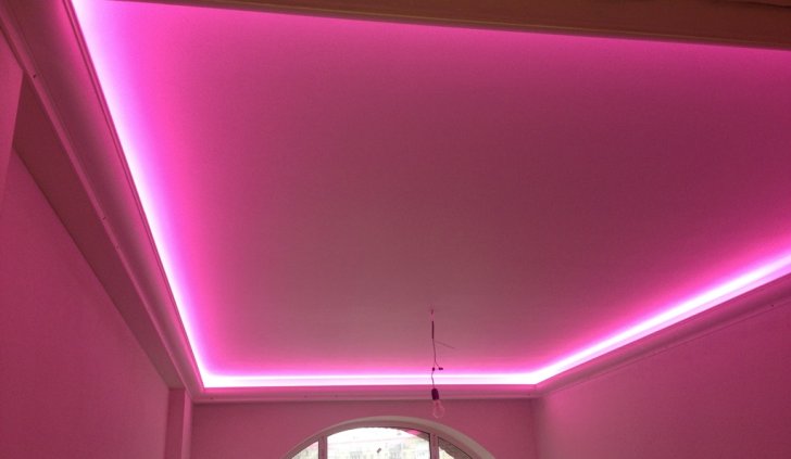 Многоцветная светодиодная закарнизная подсветка в детской