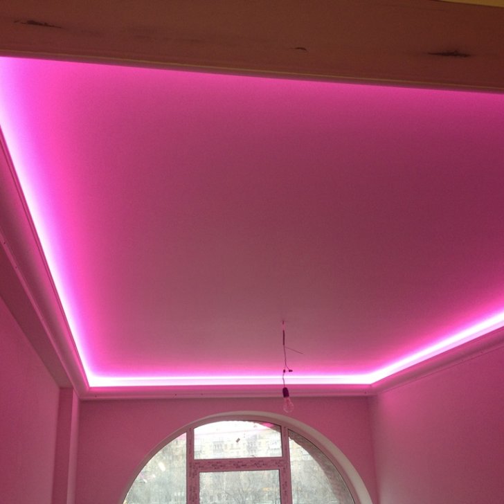 Многоцветная светодиодная закарнизная подсветка в детской