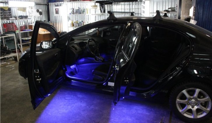 Светодиодная подсветка дверей и области ног в автомобиле