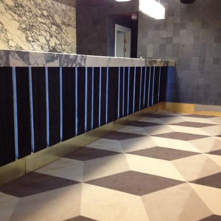 Декоративная светодиодная подсветка кассовой стойки кинотеатра