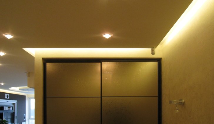 Закарнизная светодиодная подсветка в прихожей