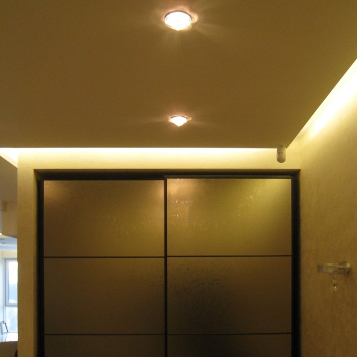 Закарнизная светодиодная подсветка в прихожей