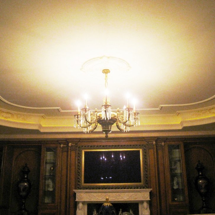 Сочетание светодиодной подсветки многоуровневого потолка и класической люстры в гостинной