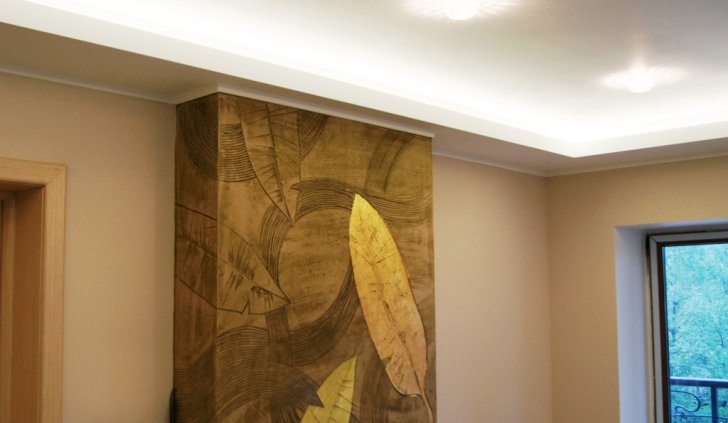 Контурная светодиодная подсветка в сочетании с точечными светильниками