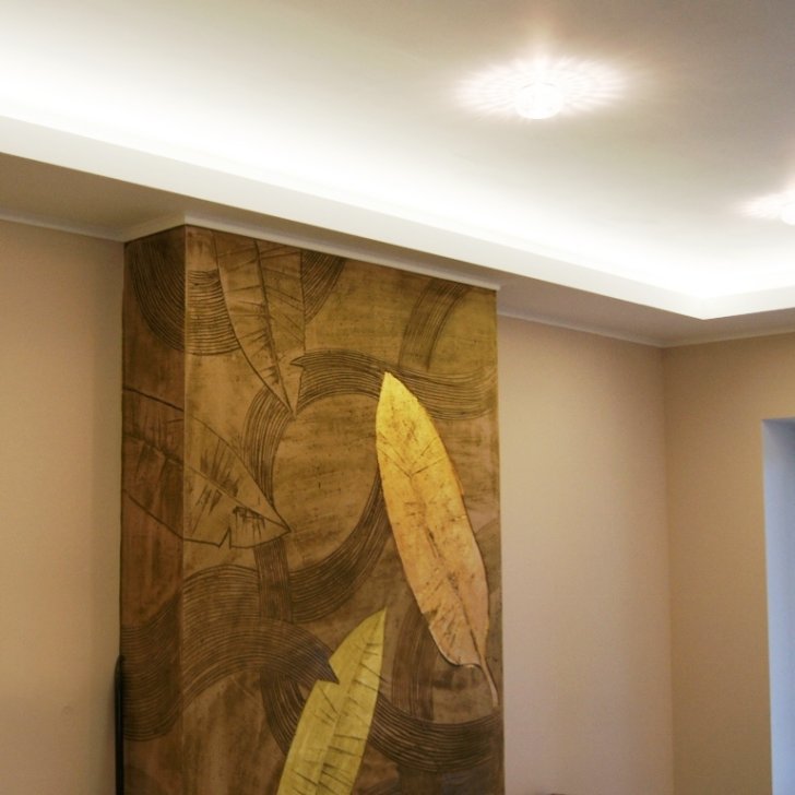 Контурная светодиодная подсветка в сочетании с точечными светильниками