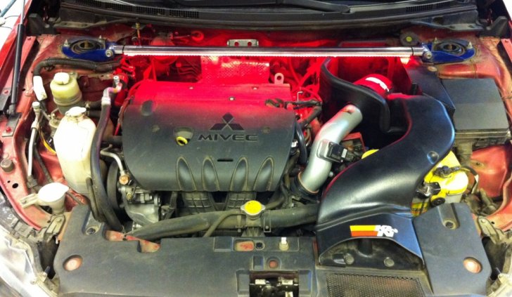 Подсветка двигателя автомобиля красной светодиодной лентой