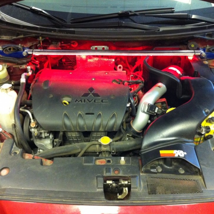 Подсветка двигателя автомобиля красной светодиодной лентой