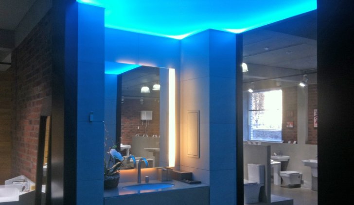 Светодиодная RGB подсветка в зале магазина