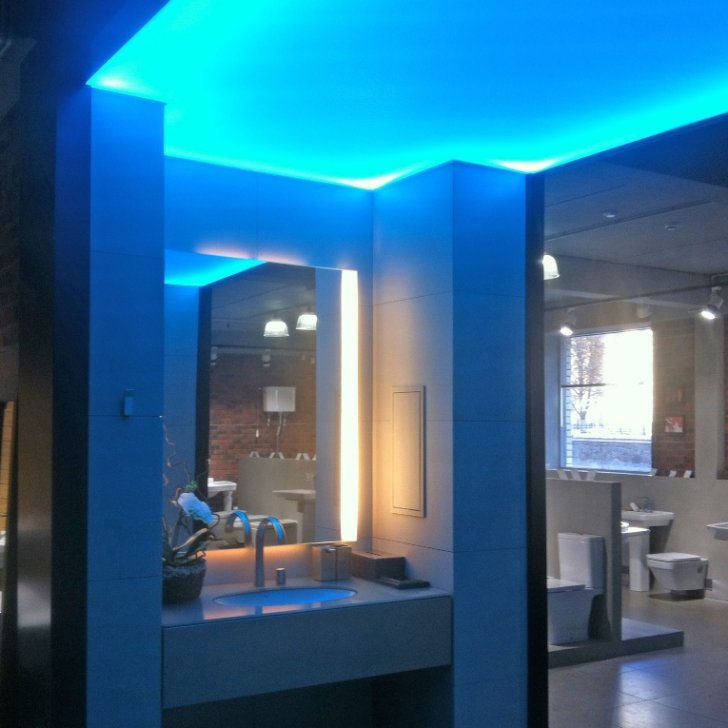 Светодиодная RGB подсветка в зале магазина